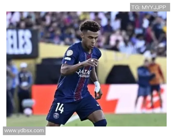 瘦瘦的足球明星究竟是谁他在球场上的表现为何如此出色